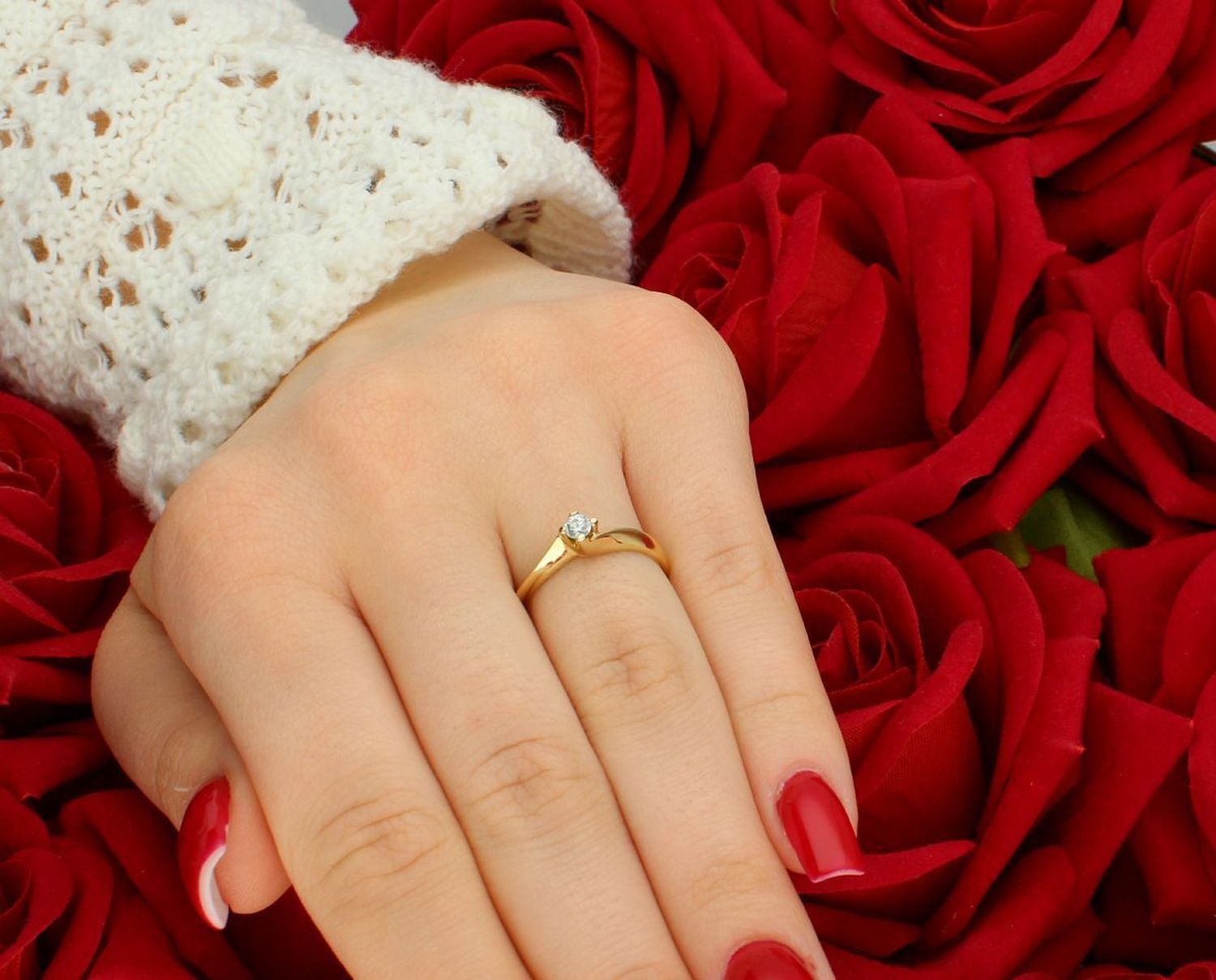 Złoty pierścionek damski próby 585 z cyrkonią. Idealny na zaręczyny, rozmiar 12, waga 1,97 g, szerokość elementu ozdobnego 4 mm, szerokość szyny 1 mm. Piękna biżuteria na wyjątkowe okazje.1.jpg